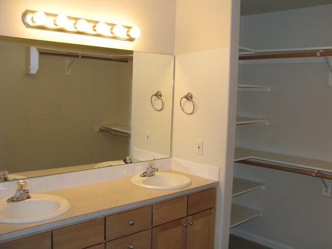 Building Photo - Four Bedroom Home in South Salem