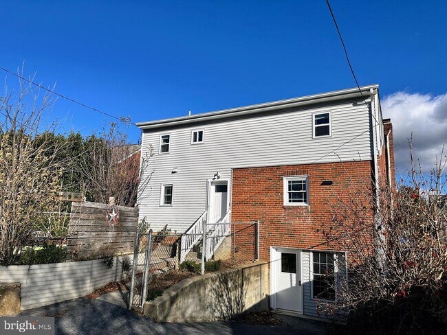 Building Photo - 102 Frederick Ave