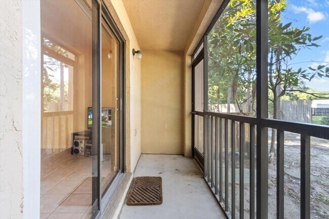 Building Photo - 2851 SW 32nd Ave