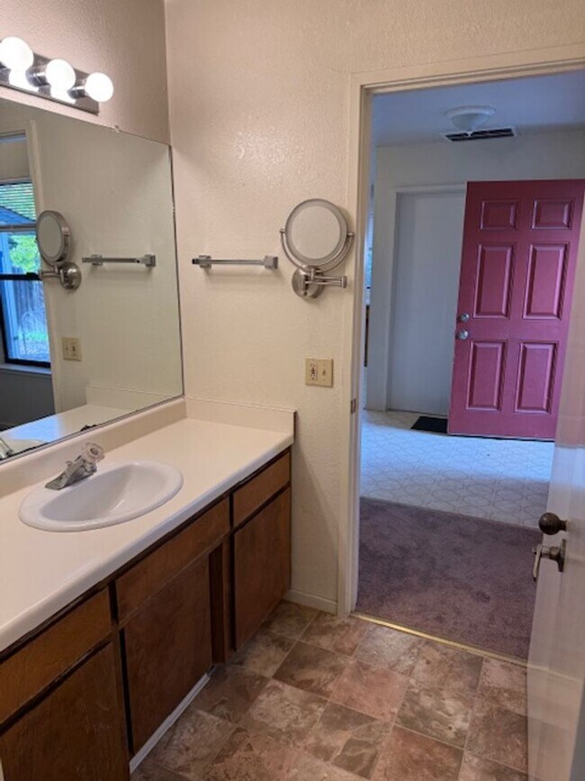 Building Photo - 2 Bedroom Home