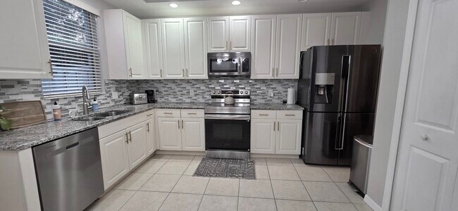 Building Photo - 1355 Mariposa Cir