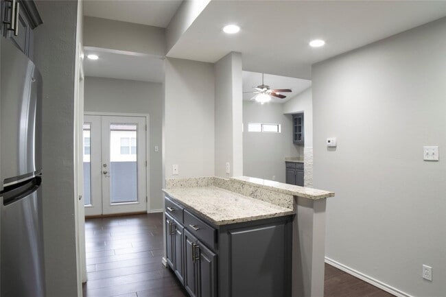 Building Photo - Newly Renovated Two Bedroom Condo in Oak Lawn