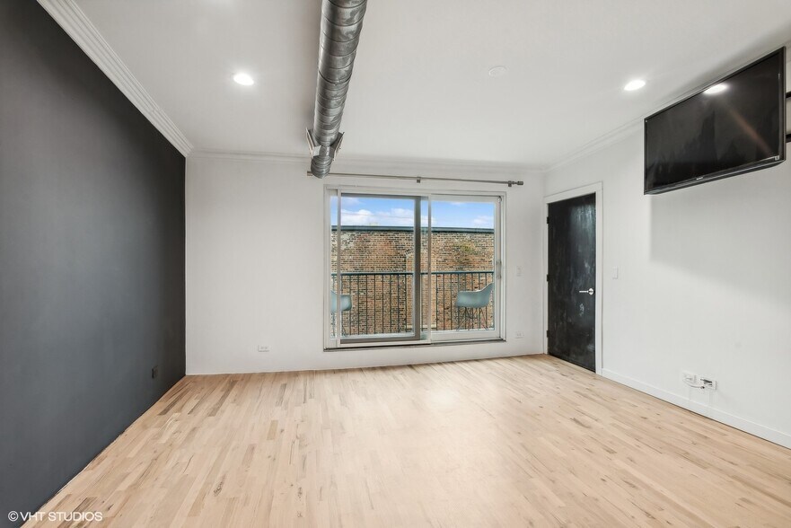 Building Photo - 2156 W Hubbard St
