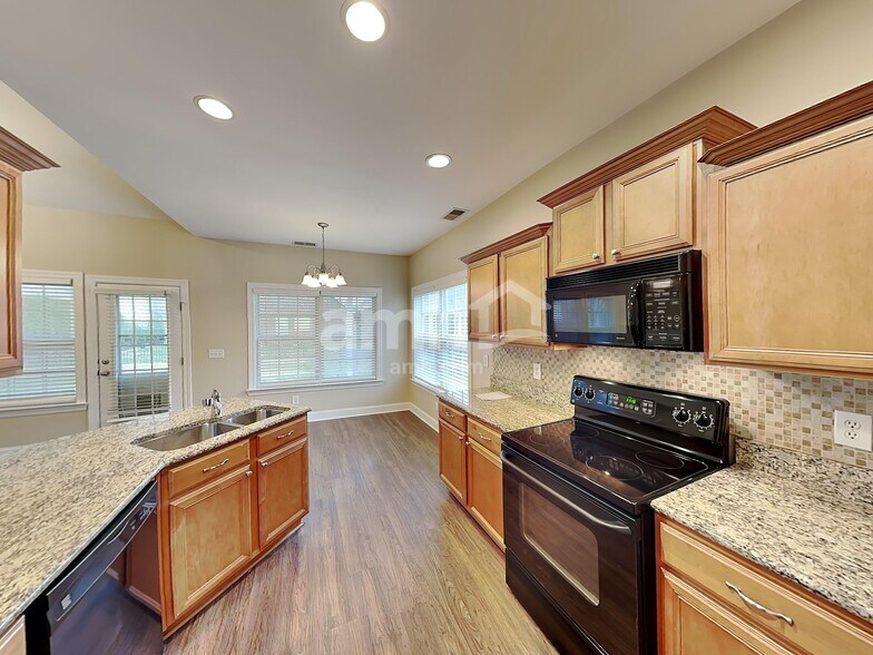 Building Photo - 4013 Lilac Ln