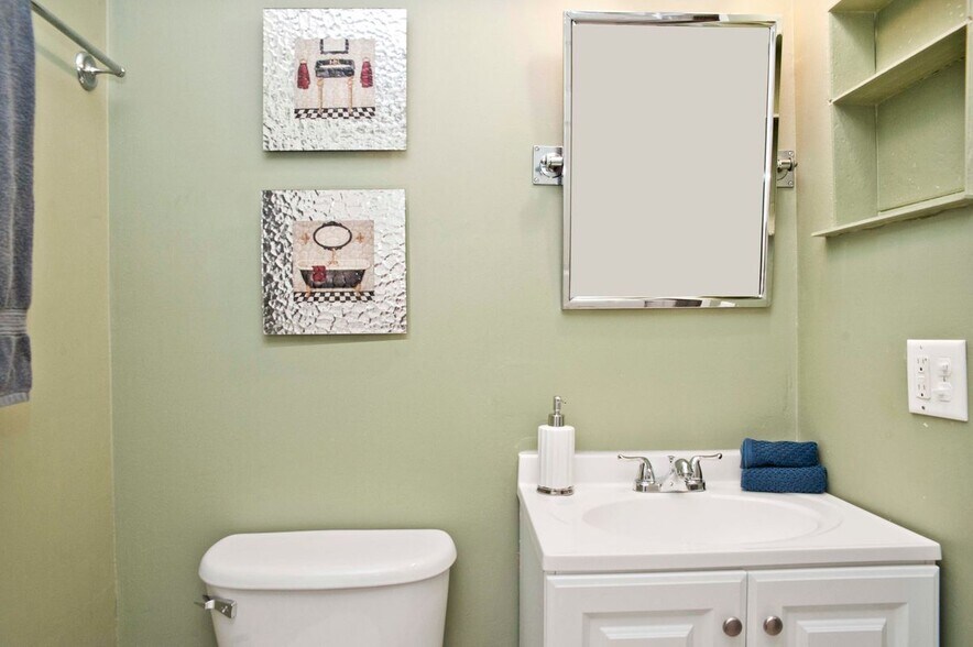 Building Photo - 458 SE Doat St