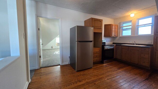 Building Photo - 2047 Lawrence Ave