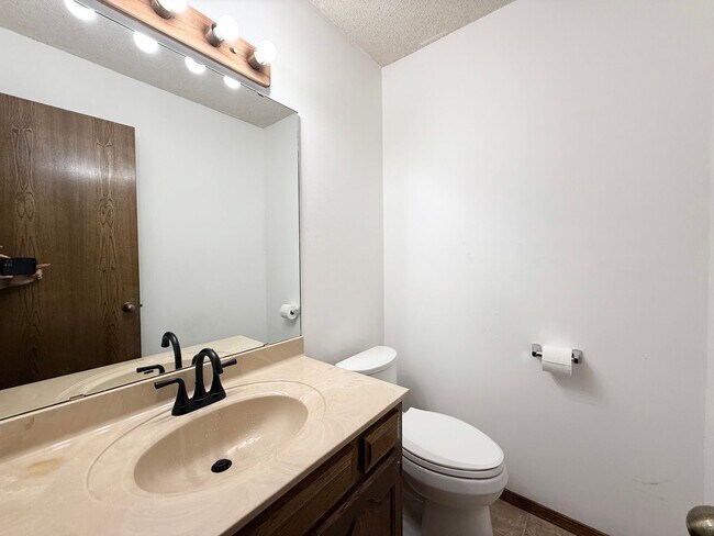 Building Photo - 4BD 2.5 Bath Pet Friendly