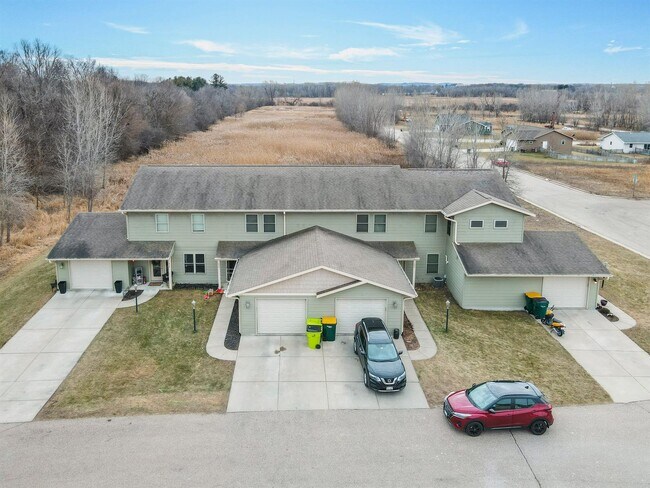 Building Photo - 400 Ramesh Ave, Fort Atkinson, WI 53538