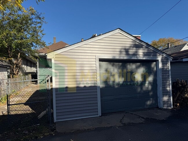 Building Photo - Updated Bungalow - 4Bed - Great location!