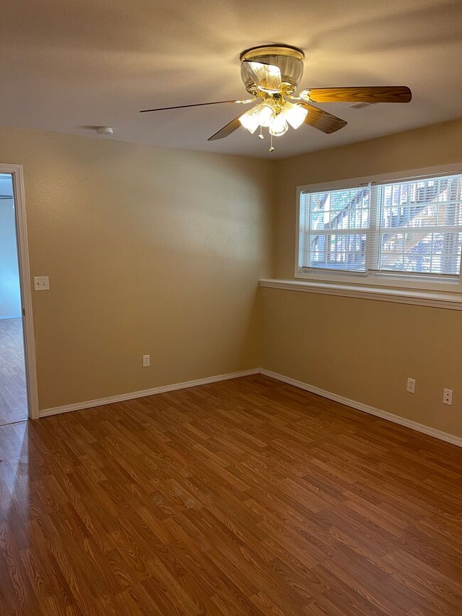 Building Photo - Available November 21st!   6 Month lease