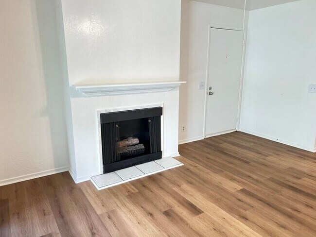 Building Photo - Charming Condo Near Monterey Coast