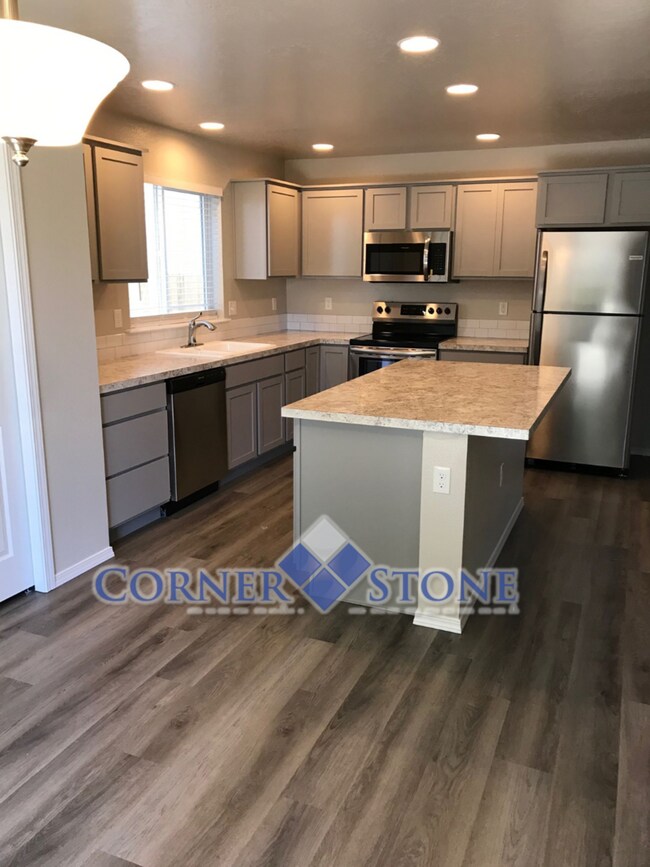 Building Photo - Spacious Home Canterbury Commons!