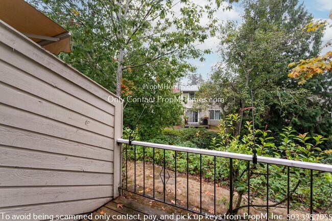Building Photo - Charming Two Bedroom Condo with Close Access to I-5!