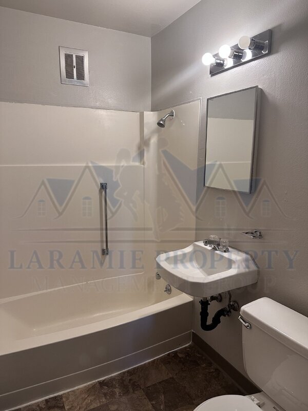 Building Photo - 411 S 26th St