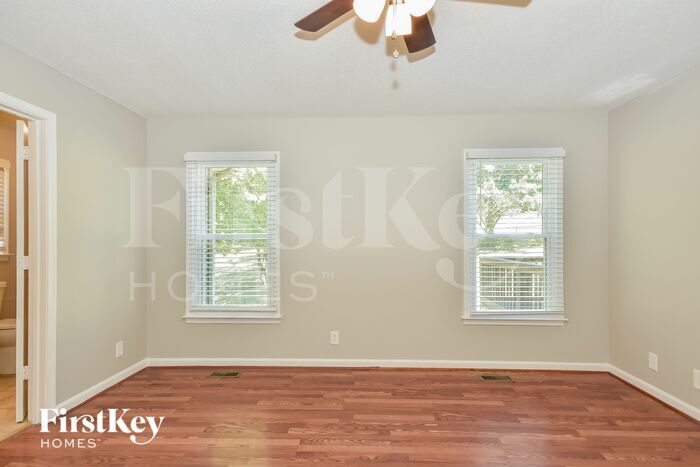 Building Photo - 609 W Creek Dr