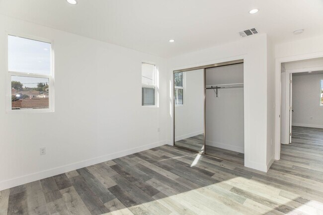 Building Photo - 543 N Virgil Ave