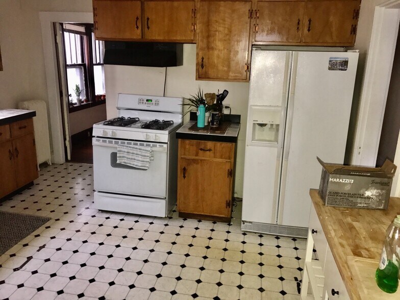 Building Photo - 171 Hillside St