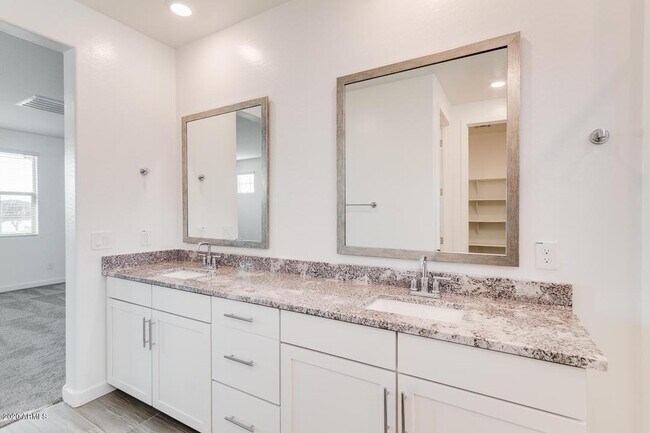 Building Photo - 1070 E Marlin Dr