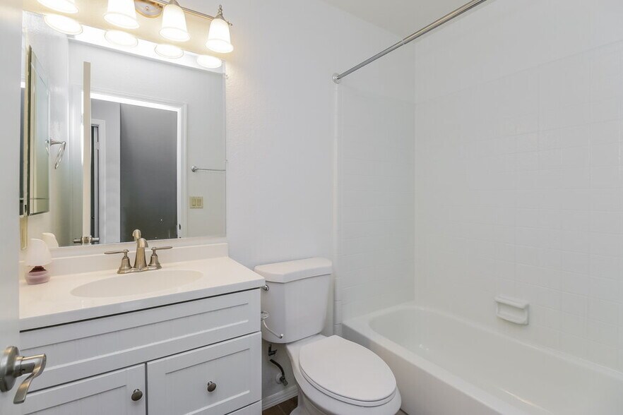 Building Photo - 3869 W Elgin St