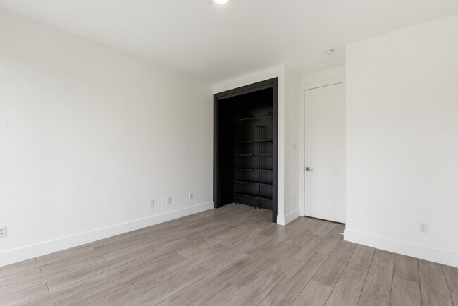 Building Photo - 1530 Primrose St