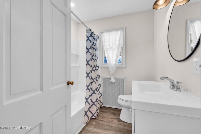 Building Photo - 633 Agnes Ave