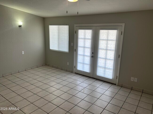 Building Photo - 2033 S Forest Ave