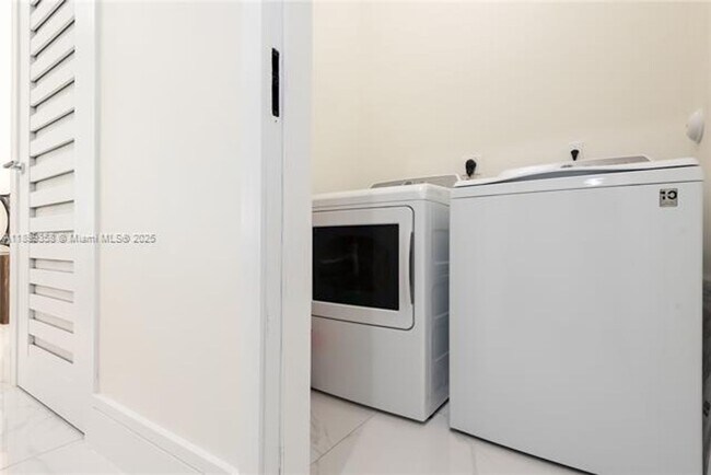 Building Photo - 17320 SW 92nd Ct