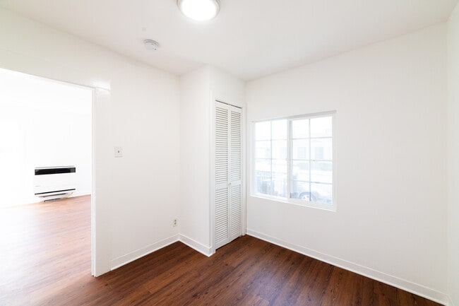 Building Photo - 2325 W 36th St