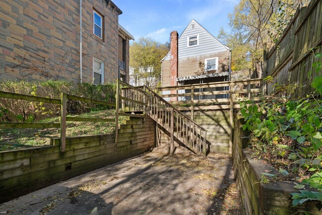 Building Photo - SCORE 50% OFF 1ST MONTH'S RENT IF SIGNED BY DEC 12! Cozy 3 Bedroom home in McKees Rocks available...