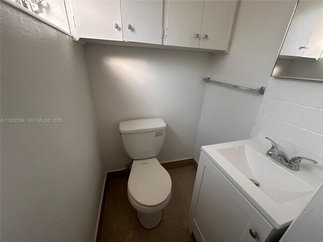 Building Photo - 150 NE 170th St