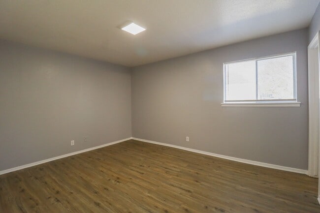 Building Photo - 2 Bed | 2 Bath in Central Tulsa!