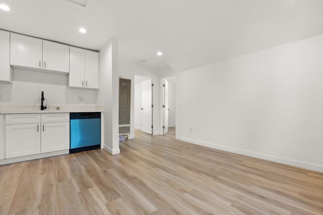 Building Photo - This spacious 1 bedroom, 1 bathroom apartm...