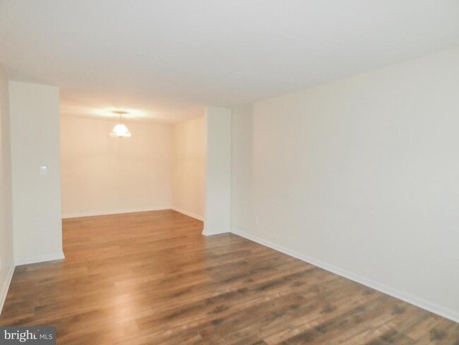 Building Photo - 2105 Lexington Mews