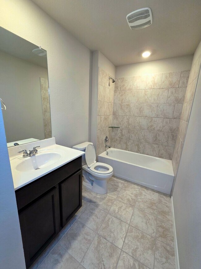 Building Photo - Open Concept 3 Bed 2 Bath