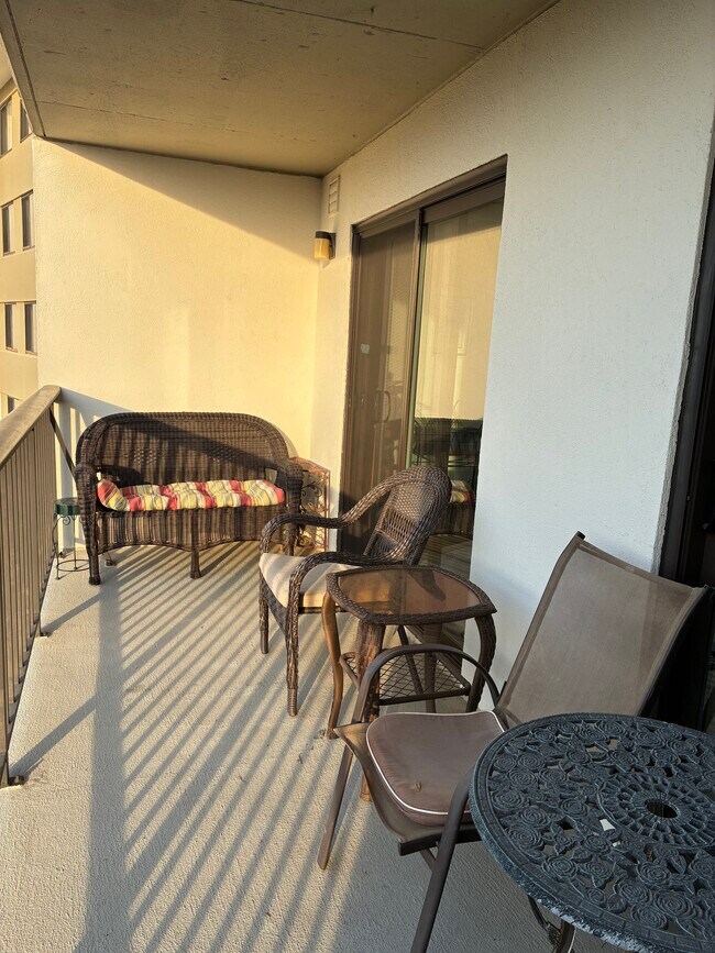 Building Photo - 3800 Powell Ln