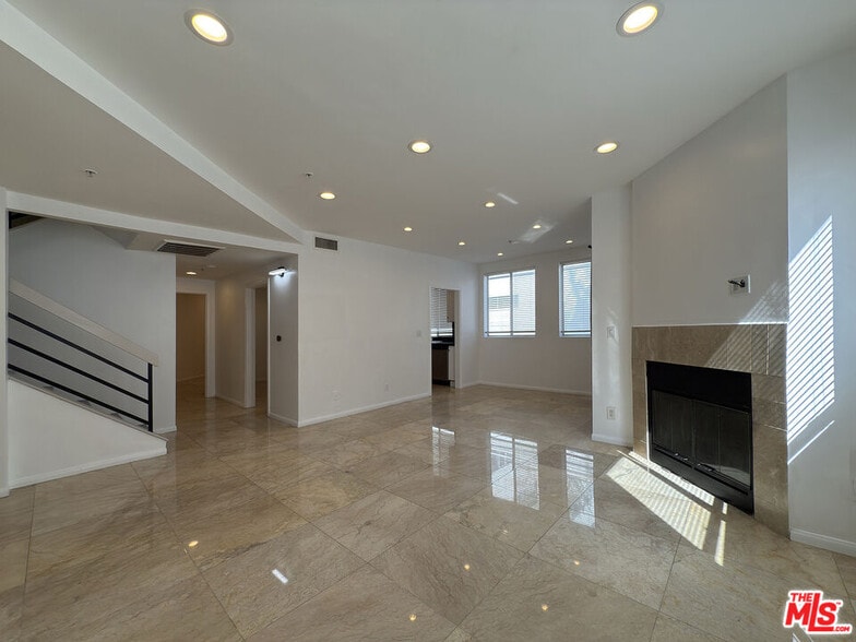 Building Photo - 120 S Crescent Dr