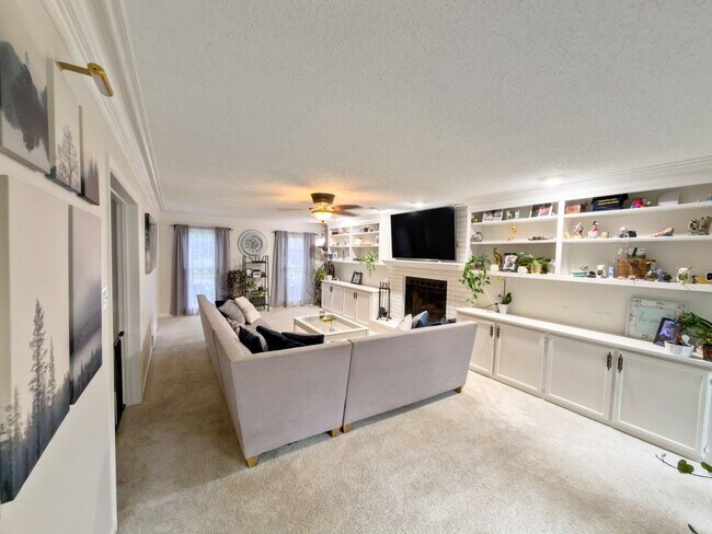 Building Photo - 743 Grovewood Dr
