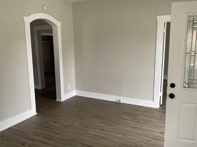 Building Photo - 3 Bed/2 Bath on the Inner Wst Side