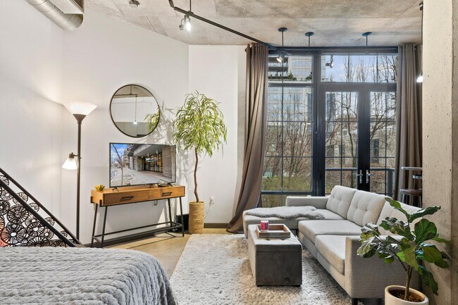 Building Photo - **FURNISHED** Streetcar Lofts studio w/parking/storage/Juliette balcony/fitness center/courtyard ...