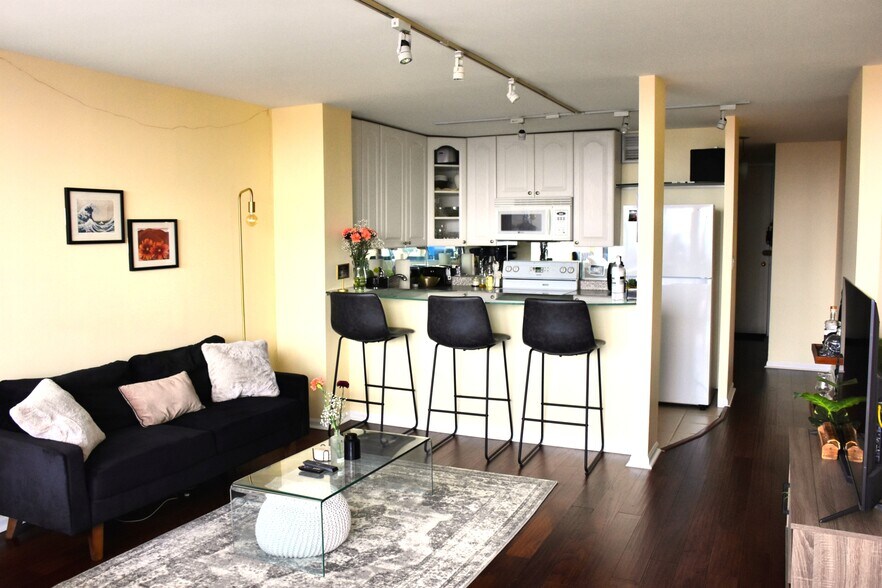 Building Photo - 1636 N Wells St