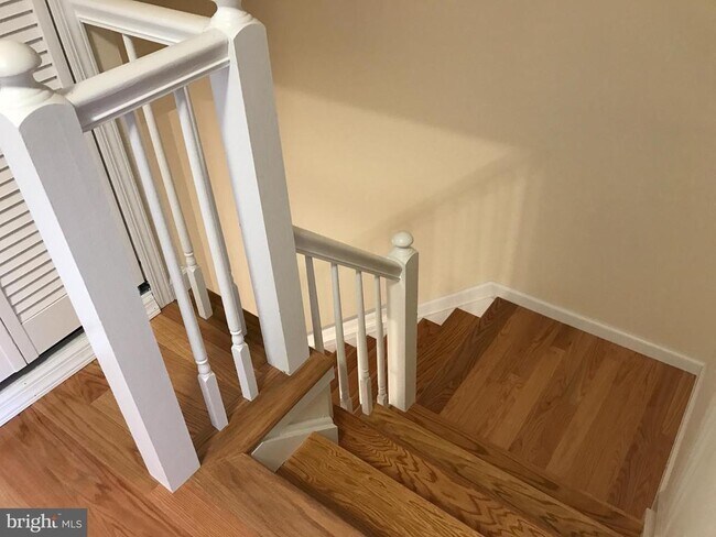 Building Photo - 12 Manor Dr