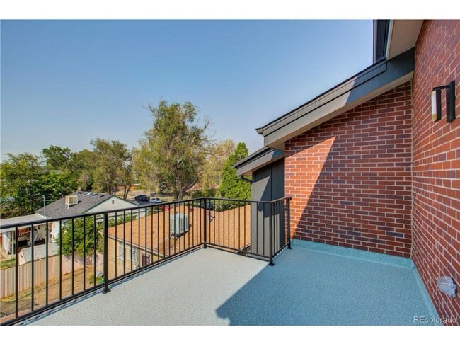 Building Photo - Unbelievable 2 Bed + Den Townhome - The Ul...