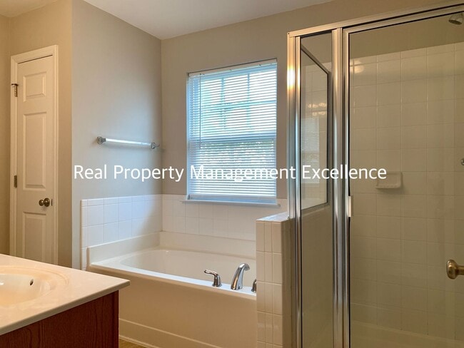 Building Photo - Raleigh Townhome Convenient to I440 & I540...