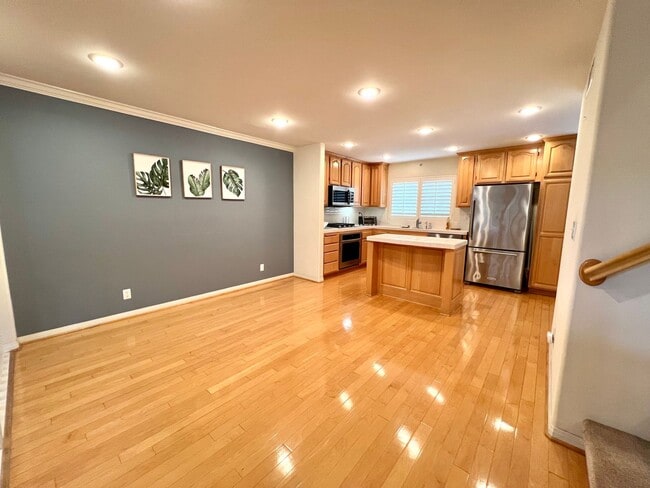 Building Photo - Amazing Downtown Torrance! - 3 bd / 2.5 ba...