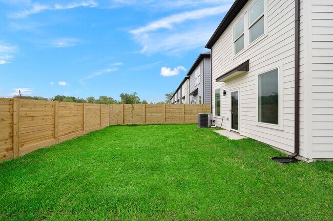 Building Photo - 8670 Easthaven Blvd