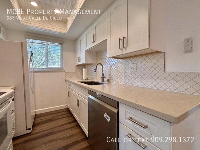 Building Photo - 983 W Calle De Cielo