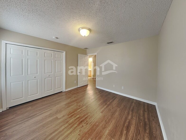 Building Photo - 1888 Vale Dr