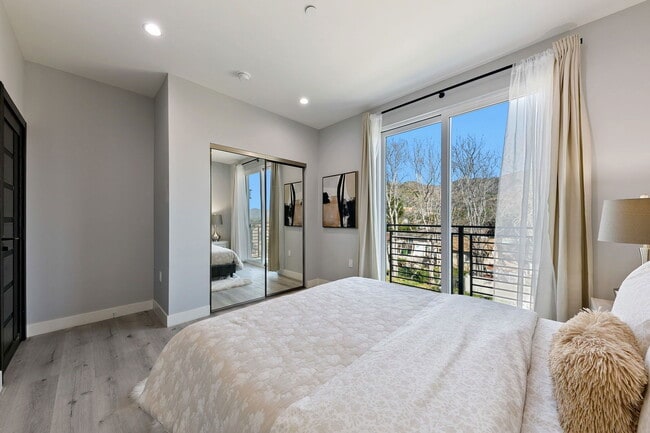 Building Photo - 13637 N Fellows Ave