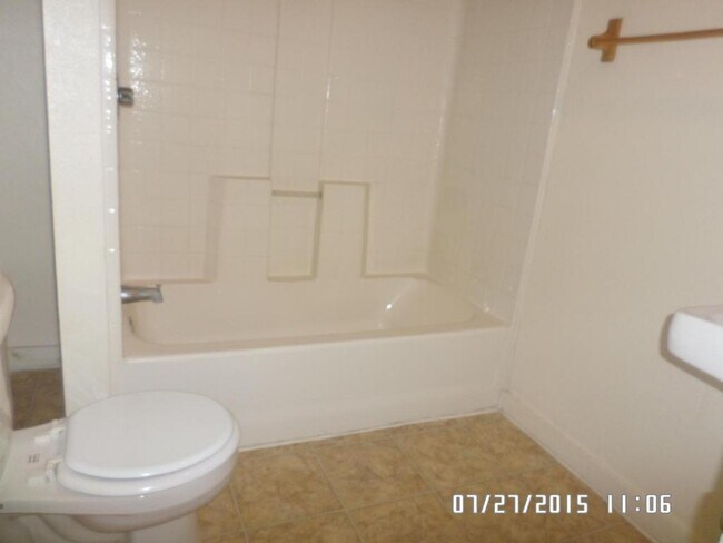 Building Photo - 638 east fist street unit 2