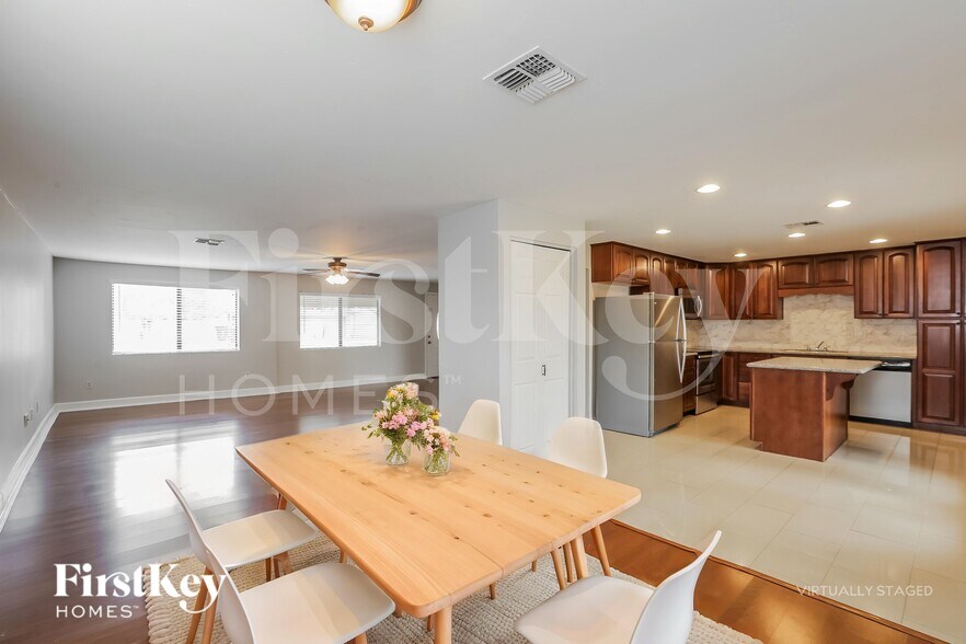 Building Photo - 3827 E Friess Dr